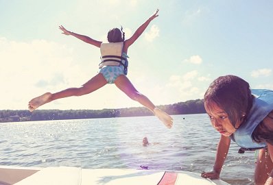 SWIMMING SAFETY FOR KIDS WHEN BOATING